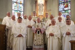 arcybiskup z księżmi przechodzącymi na emeryturę